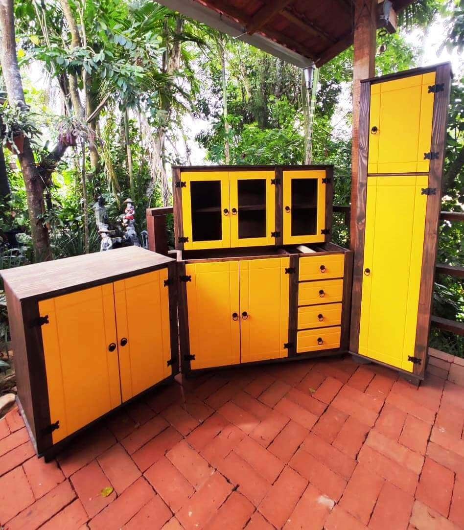 Kit Cozinha Com Paneleiro E Detalhes Em Amarelo De Madeira Maciça Móveis Rio Negrinho