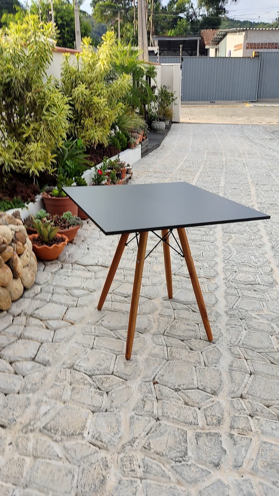 Mesa Eames Eiffel Quadrada 80x80 Com Pés De Madeira Preta BV Magazine