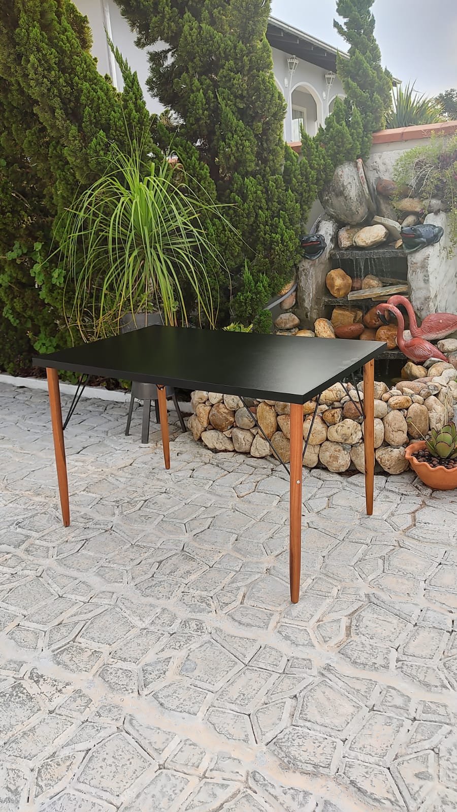 Mesa Eames Eiffel Retangular Com Pés De Madeira Preta BV Magazine