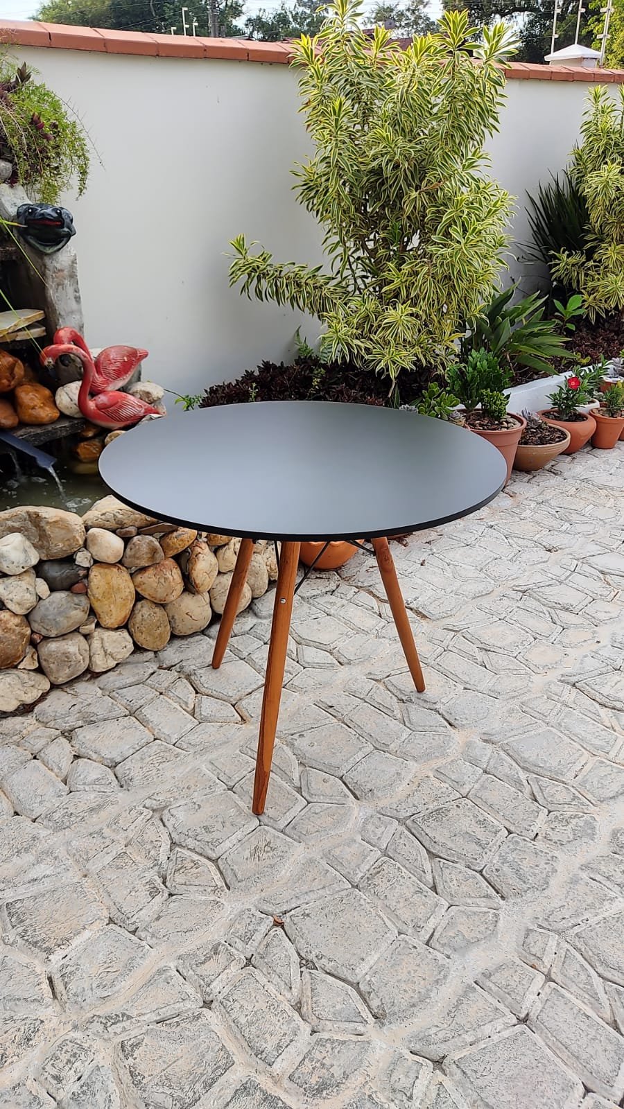 Mesa Eames Eiffel Redonda 80cm Com Pés De Madeira Preta BV Magazine